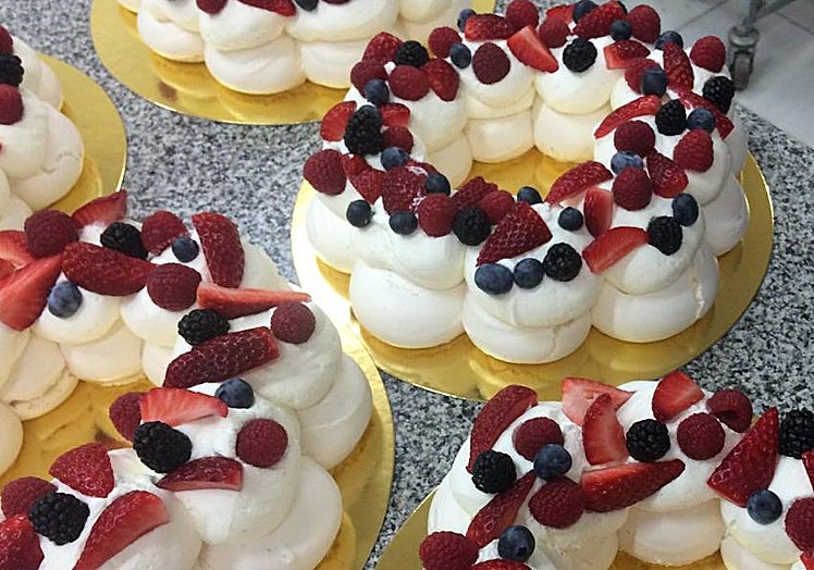 Alice de Bièvre makes it with red fruits and in the shape of a doughnut.