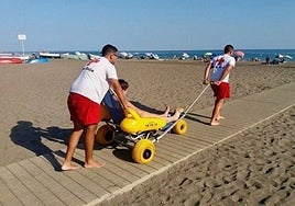 A beachgoer with Red Cross volunteers on Rincón de la Victoria beach.