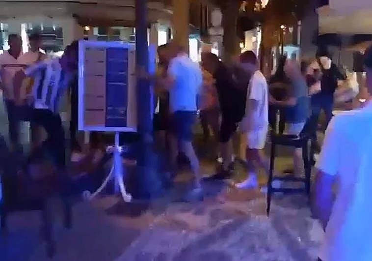 A group of people restrain the alleged aggressor in Plaza Cavana in Nerja.