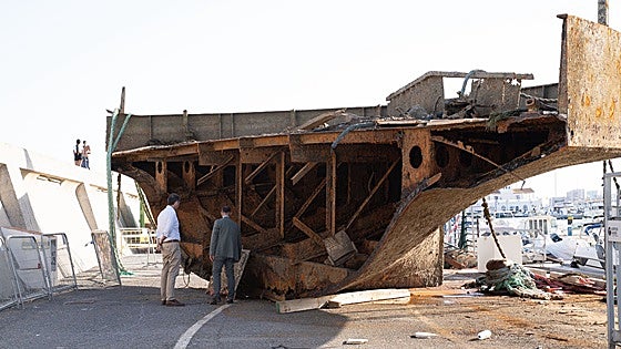 Willow steamboat's bow and stern raised from the water in Benalmádena marina