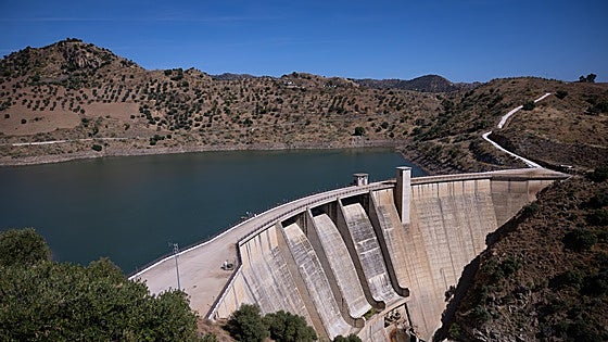 Special machinery brought in to remove thousands of tonnes of silt still clogging up Malaga dam