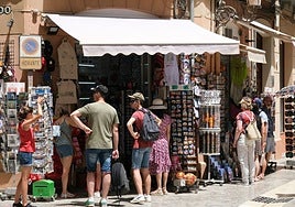 Tourists looking for a souvenir during their visit to Malaga.