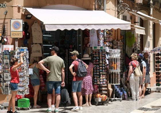 Tourists looking for a souvenir during their visit to Malaga.