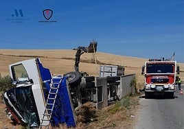 The overturned lorry on the A-7278, in the municipality of Teba.