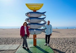 Mayor Margarita del Cid and councillor Domínguez at one of the new showers.