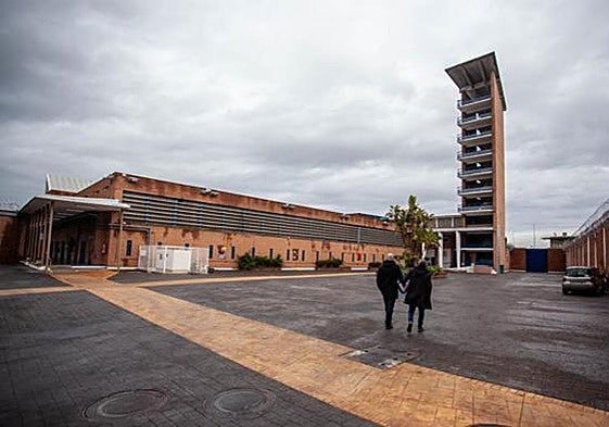 Two Malaga prison inmates caught with cocaine and hashish after family visits