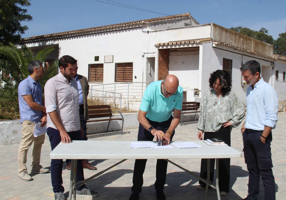 The mayor and representatives of the construction company at the site of the new centre.