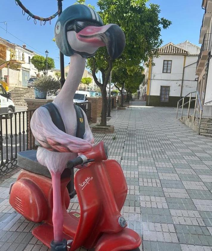 Imagen secundaria 2 - Tourists are flocking to see new life-sized sculptures of &#039;humanised&#039; flamingos in Malaga town that&#039;s famous for the distinctive pink birds