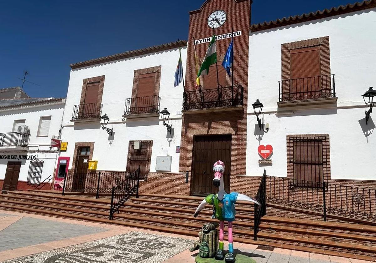 Imagen principal - Tourists are flocking to see new life-sized sculptures of &#039;humanised&#039; flamingos in Malaga town that&#039;s famous for the distinctive pink birds