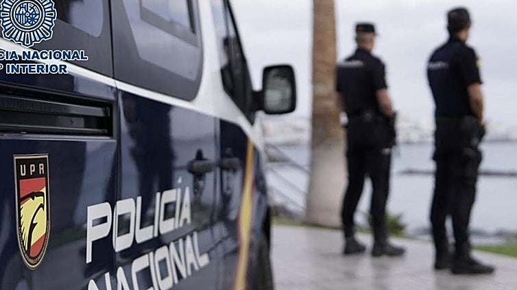 Courier company delivery drivers arrested in Malaga in connection with theft of high-end mobile phones