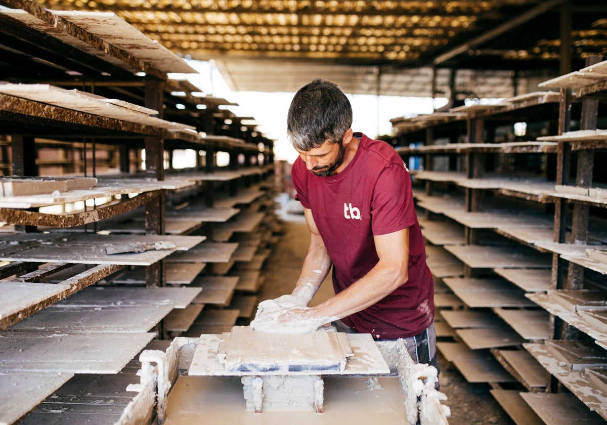 A Todobarro worker, in the artisan tile factory in Vélez-Málaga, making the pieces.