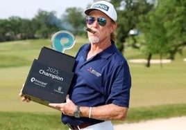 Jiménez poses with the trophy and his trademark cigar.