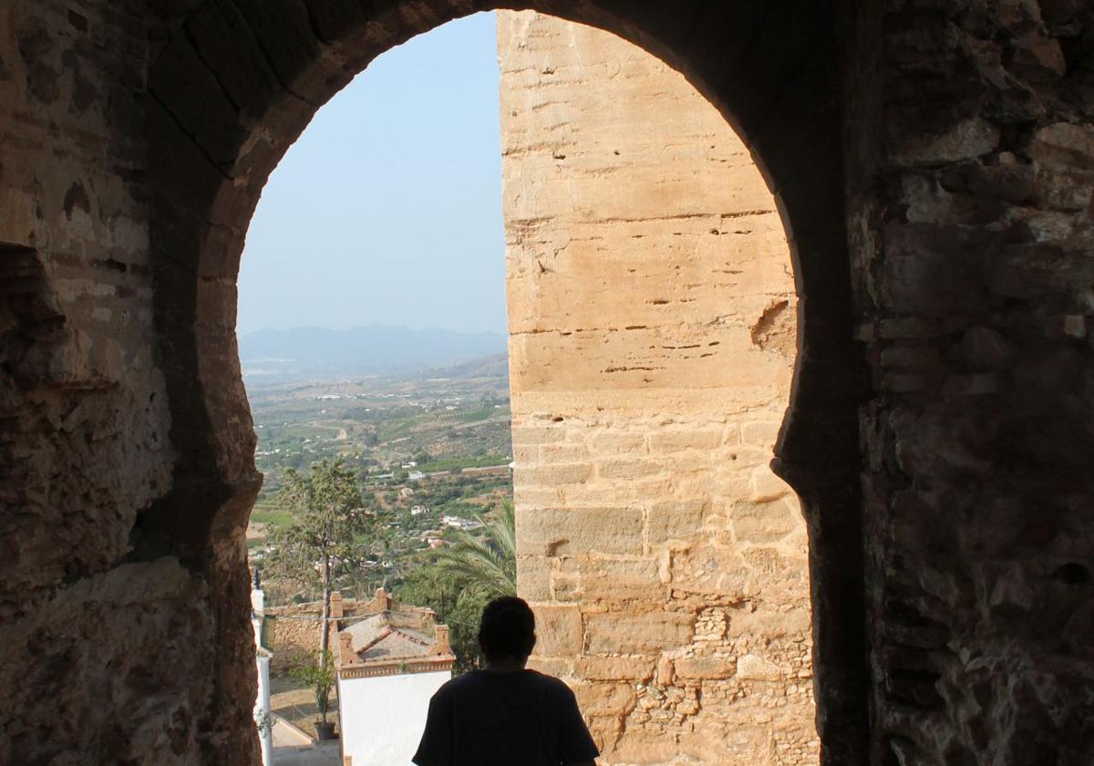 The horseshoe arch of the castle located on the Cerro de las Torres.