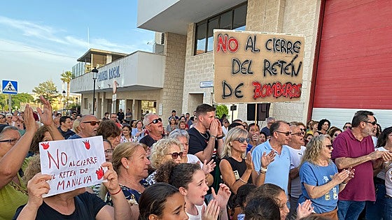 More than 300 people in Manilva rally against closure of local fire station