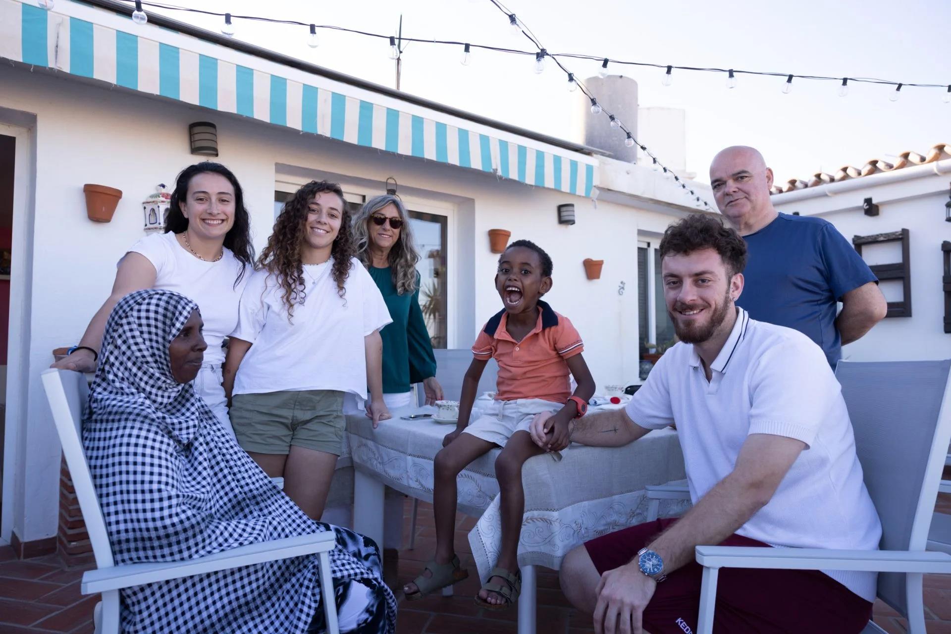 Alí, with his mother, Hawa, and the family that has been hosting them since February: Mariángeles Ramos; her children Pepe and Ángela, and Ángela's partner, Elena. In the photo is also Manolo Cano, coordinator of Infancia Solidaria in Malaga.