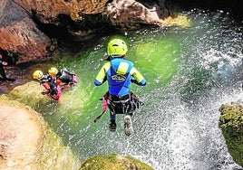 Zip lines, canyoning and water parks: Registration opens for free activities for young people in Malaga province