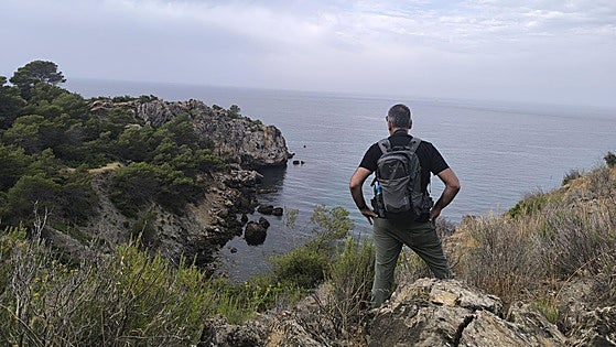 A circular hike with idyllic coves, watchtowers and panoramic views of the Mediterranean Sea on the eastern Costa del Sol