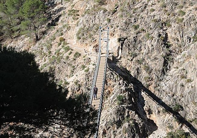 Reaching the suspension bridge of Canillas de Aceituno is the goal of many hikers.