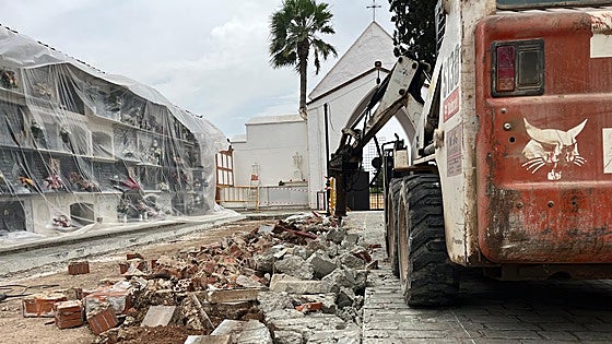 Exhumation work begins at one of the mass graves found in north of Malaga province town