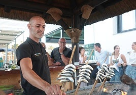 Ángel Ruiz from the Marina Playa chiringuito prepares the winning espetos.