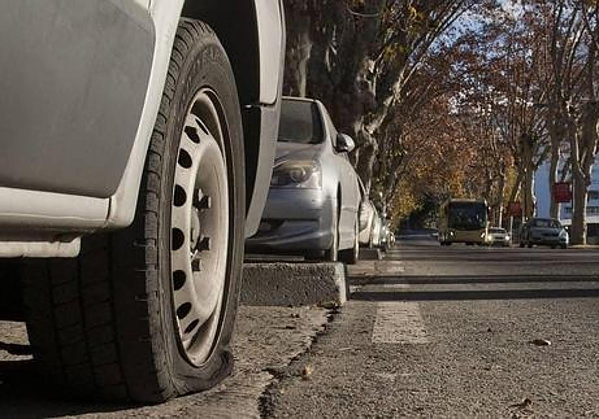 Middle-aged man arrested for slashing the tyres of 20 cars in Benalmádena