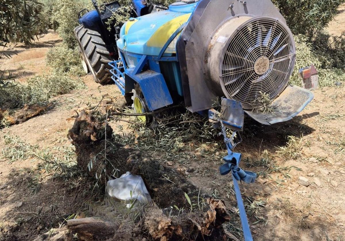 Archidona man dies when tractor overturns in north of Malaga province