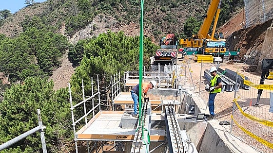 Installation of new bridge begins after landslide destroys viaduct on Ronda-San Pedro road