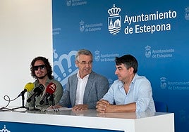 From left to right, Kiki Morente, José María García Urbano and José María Téllez 'Popi', at the presentation of the X Certamen Mundial del Jamón Ciudad de Estepona.