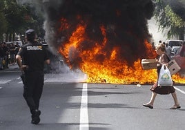 The first day of the metal workers' strike in Cadiz ended with incidents and altercations with the police.