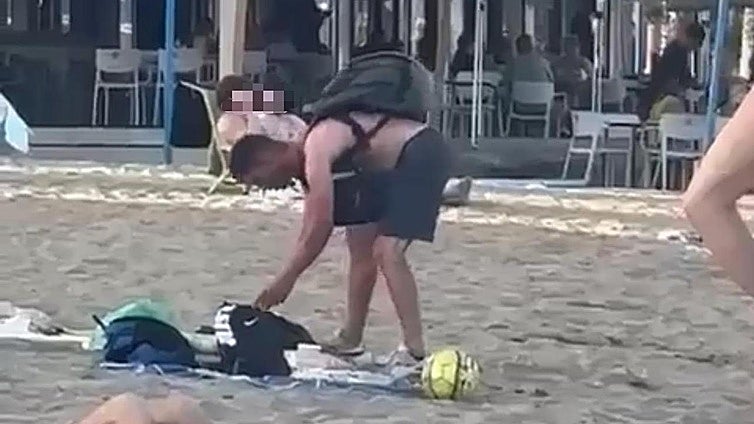 Residents corner thieves and recover phones stolen from teenagers on Huelin beach