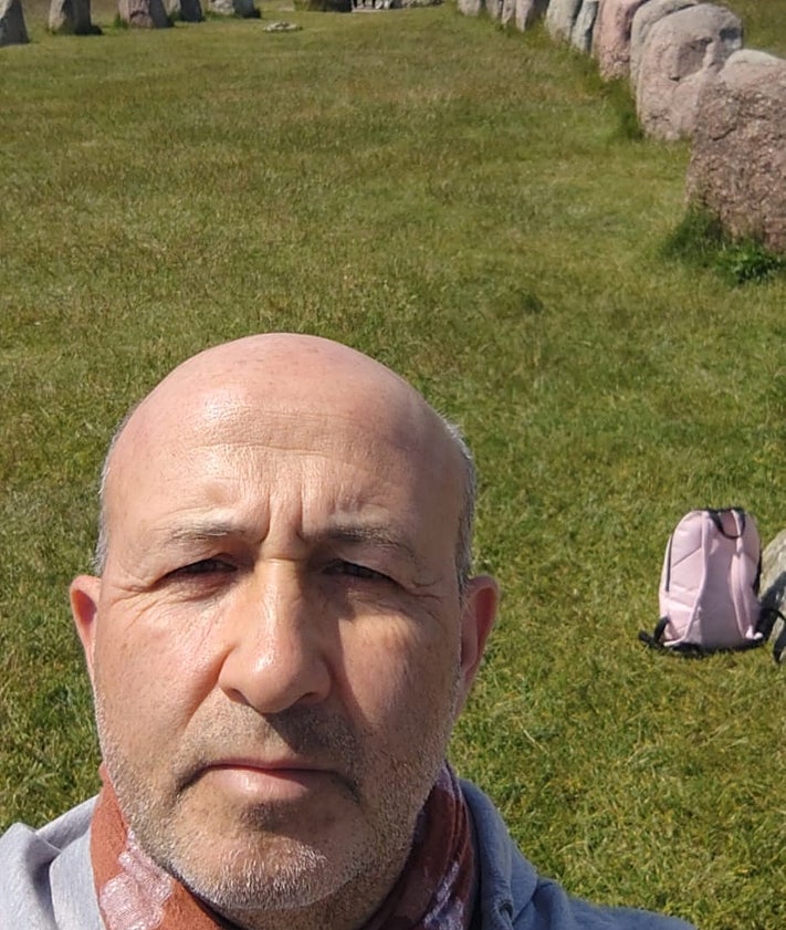 Imagen secundaria 2 - Kåseberga harbour; swans swimming in the sea; Juanjo.