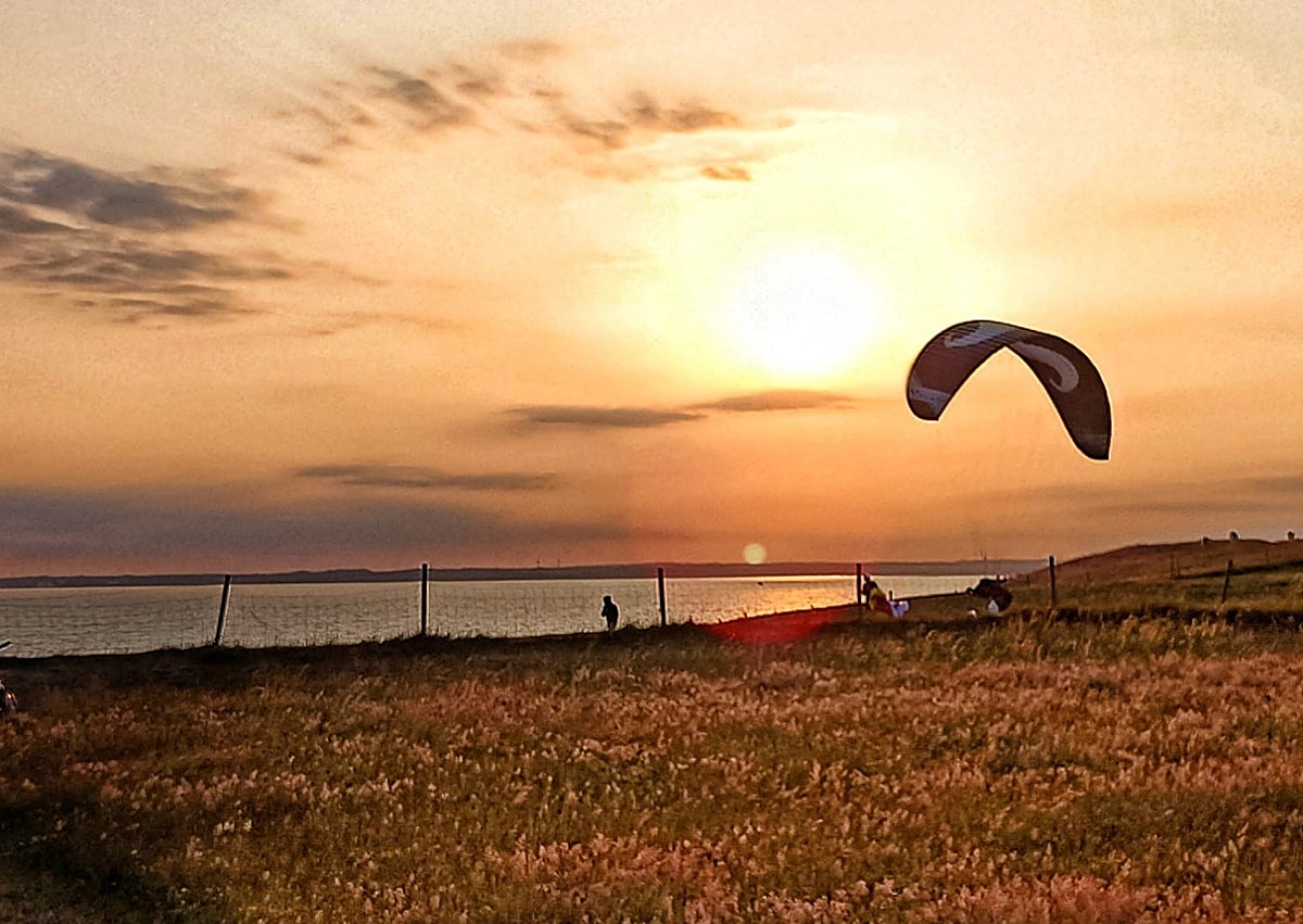 Imagen secundaria 1 - It is always windy; impressive sunsets; at the information board.