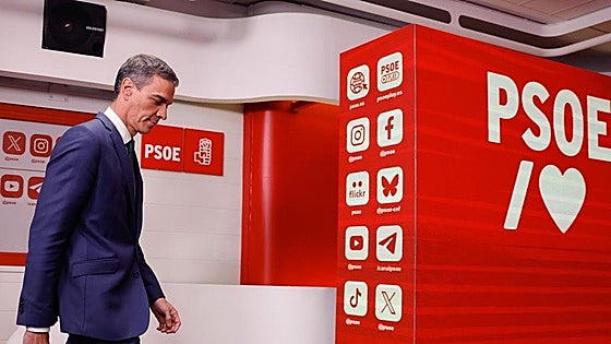 Forty former Socialist officials call for Pedro Sánchez's resignation and new party leader elections