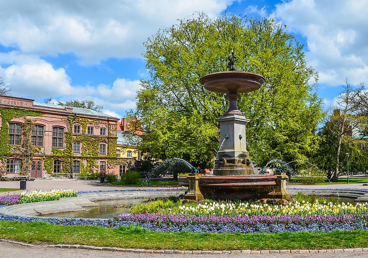 Imagen principal - Lundagård in University Square - gardens which connect the Cathedral, Lund University Hall Auditorium and historic Kunghuset, the University library and the ornate interior of the auditorium.