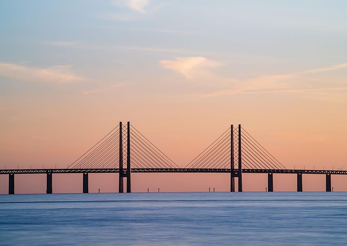 Imagen secundaria 1 - Malmö skyline, as seen from Ribersborg beach, marked by the Turning Torso skyscraper, the Öresund bridge which crosses the strait between Copenhagen and Malmö and Lilla Torg old market place.