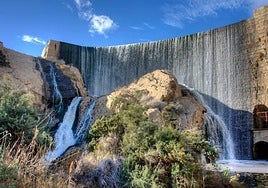 The Elche reservoir and 17th century arched dam is recognised as a site of cultural interest.