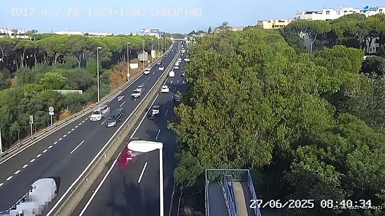 Accident on the A-7 causes one injury and ten kilometres of tailbacks between Marbella and Mijas