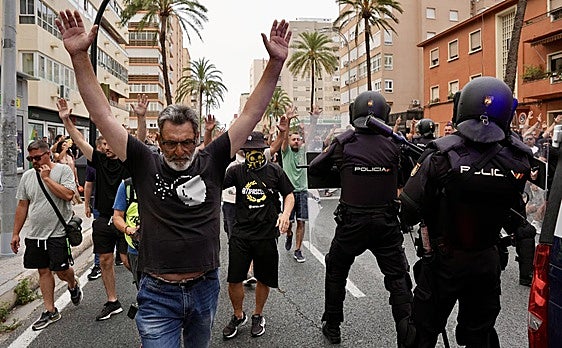Metalworkers' strike sets streets alight in Cadiz province
