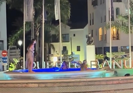 New challenge has police chasing tourists in Marbella: a dip in the Puerto Banús fountain