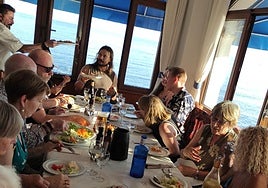 Members and their guests at the Costa Press Club summer soiree.