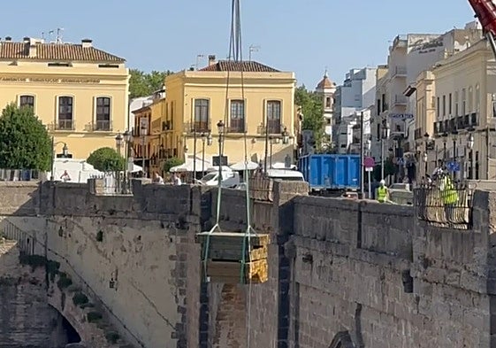 Material is lowered over Ronda's Puente Nuevo.