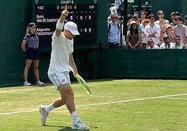 Davidovich celebrates his win this Thursday afternoon.