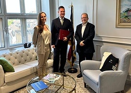 UK Education minister Stephen Morgan (c).