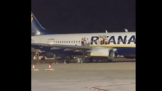 Evacuation of Ryanair plane at Palma airport in Mallorca leaves 18 people with minor injuries