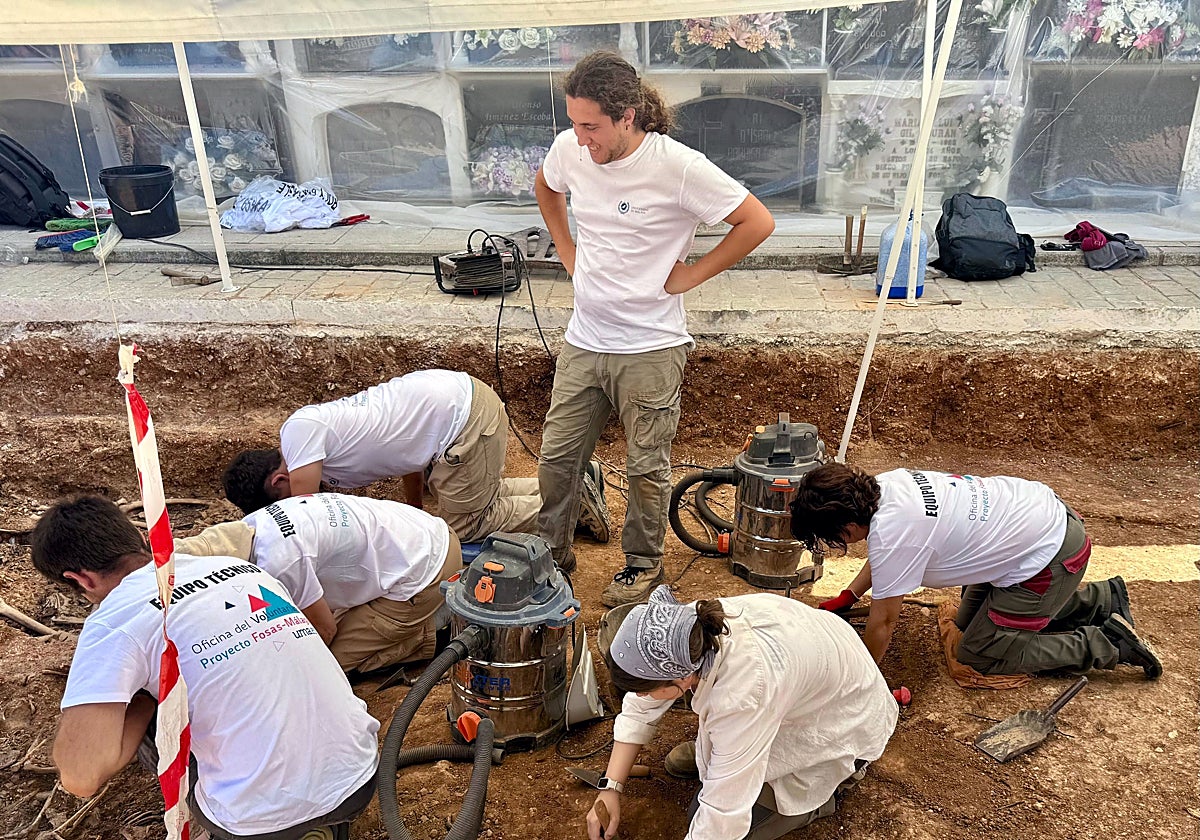 Exhumation of one of the mass graves in Campillos.