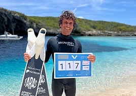David Carrera holds the mark that certifies his descent to 117 metres.