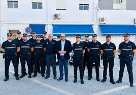 Mayor of Vélez-Málaga Jesús Lupiáñez and Local Police chief Rafael Mora with the new recruits on Monday.