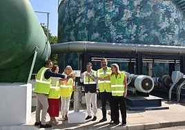 The president of the Junta de Andalucía, Juanma Moreno (third right), testing desalinated water together with other members of local authorities.