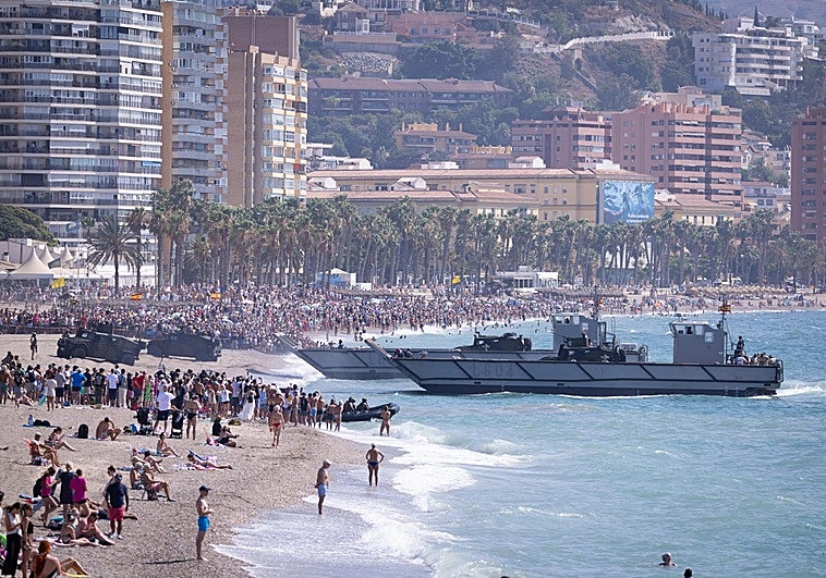 The marines disembark in front of a large crowd on La Malagueta.