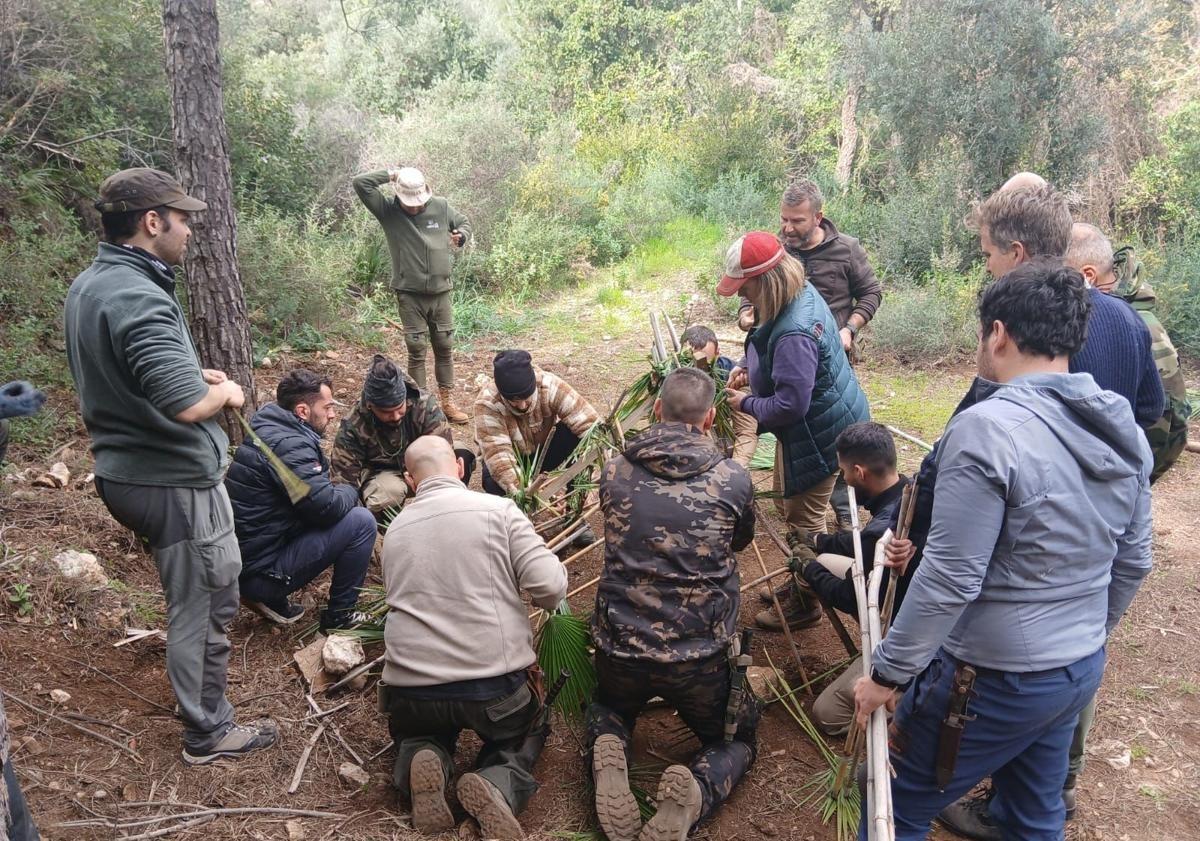 Imagen principal - Why has demand for a survival course rocketed on the Costa del Sol?: &#039;Everyone should undergo training like this, because difficult times are bound to come and you have to be prepared&#039;
